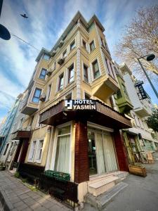 un hôtel de Xiamen au coin d'une rue dans l'établissement Hotel Yasmin, à Istanbul