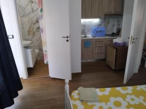 Zimmer mit einer Küche und einem Bett in einem Zimmer in der Unterkunft Te Lida 1 in Vlorë