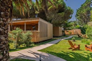 拉赫Cabanas Narea的花园内的小房子,带长凳