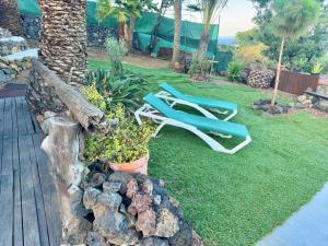 Un par de sillas de jardín sobre el césped. en El Sueño Del Angel, en Santa Cruz de la Palma 36 fotos más