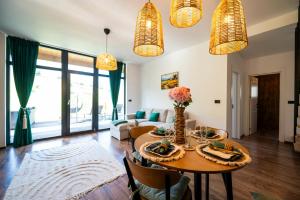 a living room with a table and a couch at Mon Amor Chalet in Şirnea