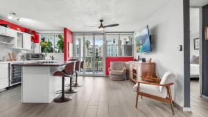 uma cozinha com paredes vermelhas e brancas em Tropical Escape With Pool Tennis Cabo Rojo em Cabo Rojo