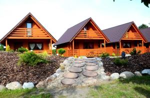a log house with a path in front of it at Słoneczna Dolina in Kąty Rybackie