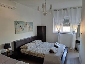 Un dormitorio con dos camas y una ventana. en Malnati home, en Terni