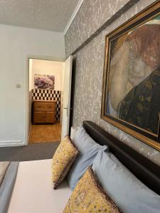 a bedroom with a bed and a painting on the wall at Happy Home in Brussels