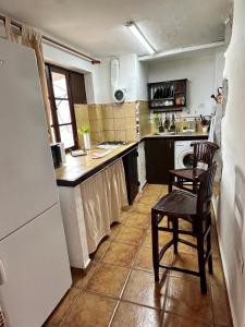 una pequeña cocina con mesa y sillas. en El Sueño Del Angel, en Santa Cruz de la Palma