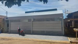 a motorcycle parked in front of a garage at Ótimo Apartamento 2 quartos mobiliado in Silvânia