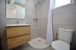 a bathroom with a toilet and a sink and a shower at Apartamentos La Siesta in Oropesa del Mar +31 photos