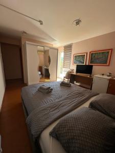 Giường trong phòng chung tại Vila Belilo