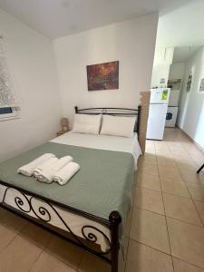 Postel nebo postele na pokoji v ubytování Olive tree house,Agios Gordios