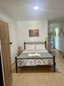 Postel nebo postele na pokoji v ubytování Olive tree house,Agios Gordios