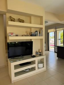 Μια τηλεόραση ή/και κέντρο ψυχαγωγίας στο Villa Sotmarie +23 φωτογραφίες