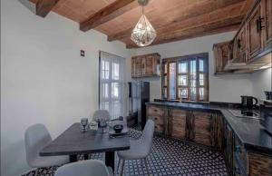 a kitchen with a table and chairs in a room at Casa Paulina in Guanajuato