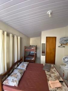 a bedroom with a bed in a room at Pousada Três Pescadores in Aparecida