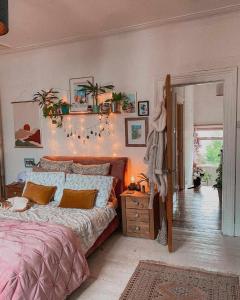1 dormitorio con 1 cama, vestidor y puerta en Test Room, en Dargai