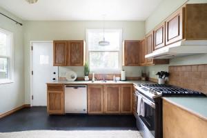 Η κουζίνα ή μικρή κουζίνα στο Historic Mayors Estate - NW Portland Classic