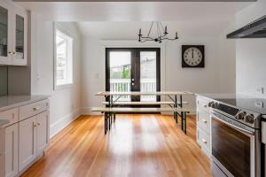 Kuchyň nebo kuchyňský kout v ubytování Sophisticated 2BR - Prime NW 23rd Location