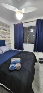 een slaapkamer met een groot bed met blauwe lakens bij Lar Longe de Casa in Sao Paulo