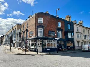 a building on the corner of a street at Starboard Stays Southampton in Southampton