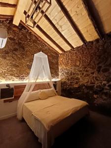 ein Schlafzimmer mit einem Bett mit Moskitonetz in der Unterkunft Tu rincón favorito, en Villa de Agüimes in Agüimes