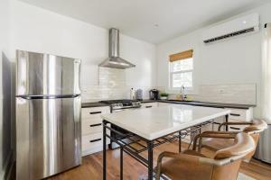 Η κουζίνα ή μικρή κουζίνα στο Posh Local 2BR - Boutiques & Eateries