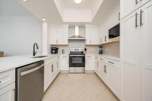 Kuchyň nebo kuchyňský kout v ubytování Phoenix Gulf Shores II 1702 condo + 37 fotografií