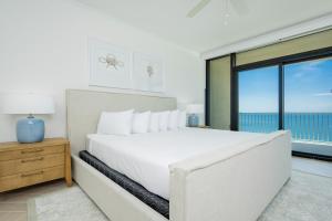 Postel nebo postele na pokoji v ubytování Phoenix Gulf Shores II 1702 condo