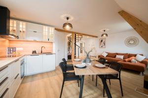 a kitchen and living room with a table and chairs at L'Authentique Spacieux duplex 2 salles de bains in Haguenau