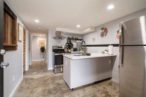 Kuchyň nebo kuchyňský kout v ubytování Unique Portland Home in Pearl District Sleeps 4