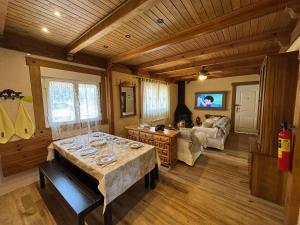 a living room with a table with glasses on it at Casa Rural El Fresno in Burgohondo