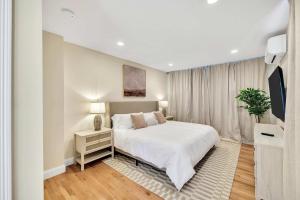 Et tv og/eller underholdning på 1 Story Family Home Half Mile to Beach with Patio , Grill, Office with Twin Beds, Peaceful Wooded Setting, Spacious Driveway, Garden Views, Walk to Shore, Perfect Cape Cod Getaway for Families