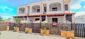 una casa con una valla delante en Sofia Kite Apartment, en Marsala
