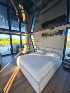 a bedroom with a large bed in a boat at Noce na Wiśle - tylko 15 min od Gdanska in Błotnik +15 photos