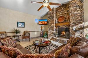 TV a/nebo společenská místnost v ubytování Coral Springs Resort H2 Brand New Home, Community Pool, Outdoor Fireplace, and Near Sand Hollow