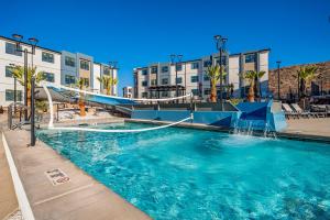 Bazén v ubytování Coral Springs Resort H2 Brand New Home, Community Pool, Outdoor Fireplace, and Near Sand Hollow nebo v jeho okolí