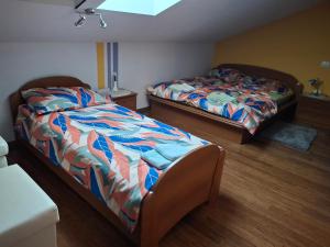 ein Schlafzimmer mit zwei Betten in einem Zimmer in der Unterkunft Apartma Jasen in Ilirska Bistrica