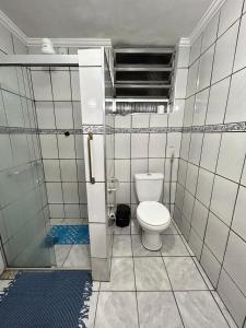 a bathroom with a toilet and a shower at Suítes do Jajá 900m da Praia do Forte Centro de CF in Cabo Frio +28 photos