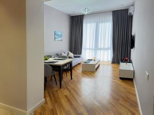 バクーにあるMelissa - Cozy & Great Location in Baku!のテーブルとダイニングルームのあるリビングルーム