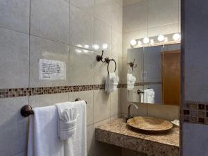 a bathroom with a sink and a mirror and towels at Hospedaje Mulege in Puerto Peñasco +44 photos