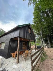una piccola cabina con tavolo e sedie di fronte di GUEST HOUSE PRIVAL.CLUB a Žabljak