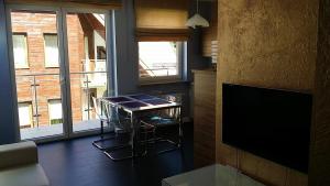 TV a/nebo společenská místnost v ubytování Apartament Lisi Jar Jastrzębia Góra Widok 4