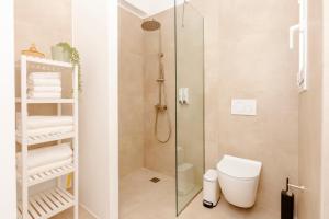 łazienka z prysznicem i toaletą w obiekcie Livinn Acropolis View LV w Atenach +51 zdjęć