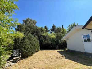 a bench sitting in front of a house at 90714-Bogo-By-Hojdedraget-56 in Bogø By