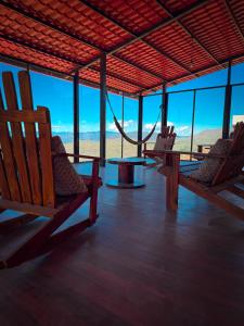カタマヨにあるCasa familiar La Bendita Rincón Mágicoの砂漠の景色を望む椅子とテーブルのある部屋