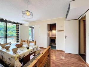 a kitchen and dining room with a large table at Résidence Pegase - APPARTEMENT 3 PIECES 7 PERSONNES PISTES MAE-9854 in Le Corbier