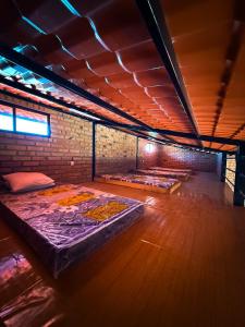 カタマヨにあるCasa familiar La Bendita Rincón Mágicoの建物の床に3つのマットレスが置かれた部屋