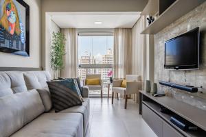 弗洛里亚诺波利斯Apto Centro Florianópolis Prox. Ponte Hercílio Luz的配有沙发和平板电视的客厅