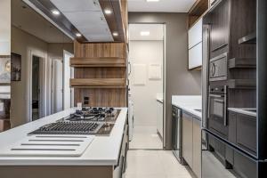 弗洛里亚诺波利斯Apto Centro Florianópolis Prox. Ponte Hercílio Luz的厨房配有白色台面和炉灶