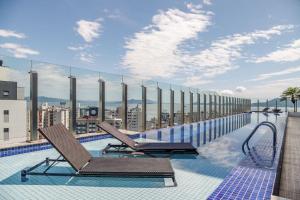 弗洛里亚诺波利斯Apto Centro Florianópolis Prox. Ponte Hercílio Luz的建筑物屋顶上的游泳池