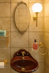 a bathroom with a sink and a mirror at Elegante Designwohnung mit Balkon 15min Airport und Parken in Offenbach